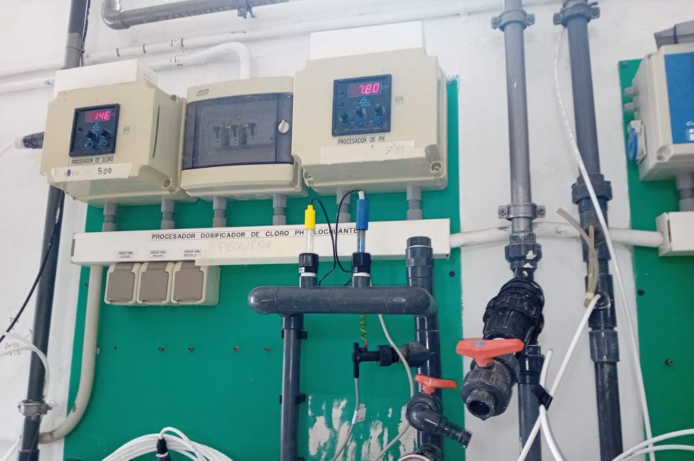 Imagen del panel de cloración para el mantenimiento de piscinas con tecnología IOT