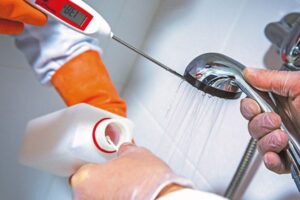 Imagen de toma de muestras para el análisis de legionelosis