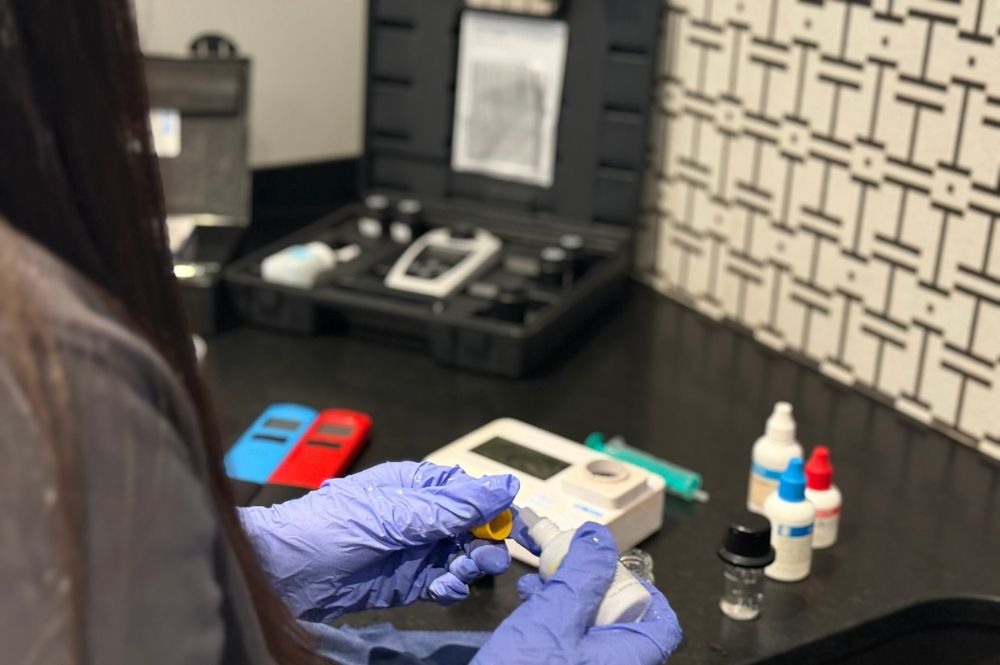 Imagen de operario analizando muestras para el control de Legionella