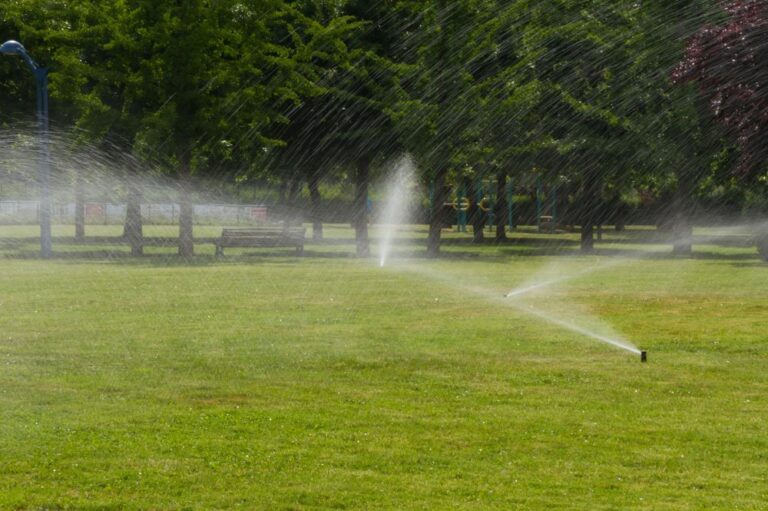 Riego por aspersión en parques y jardines