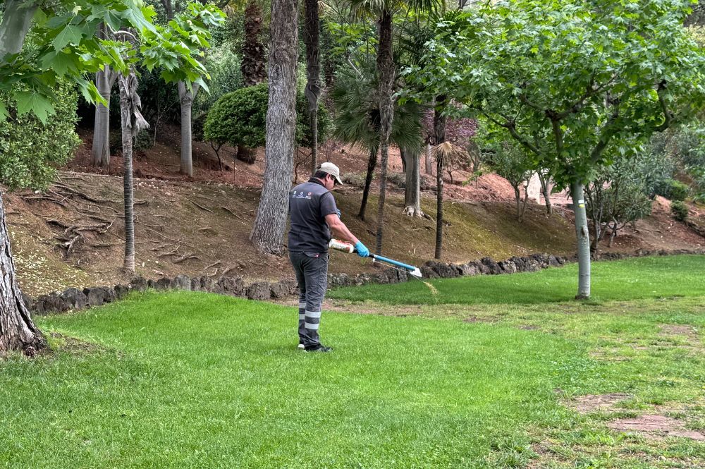 Imagen de técnico de ICSAM en tratamiento de garrapatas en jardines