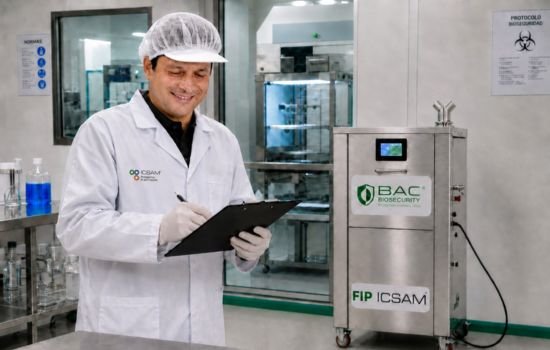 Imagen de técnico creando los protocolos de actuació para la desinfección ambiental