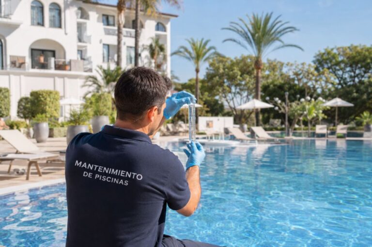 Imagen de técnico de mantenimiento de piscinas