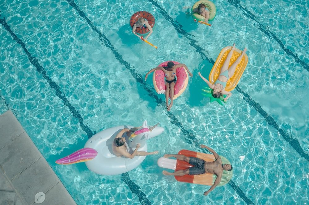 Imagen de piscina pública con gente Imagen de piscina pública con gente