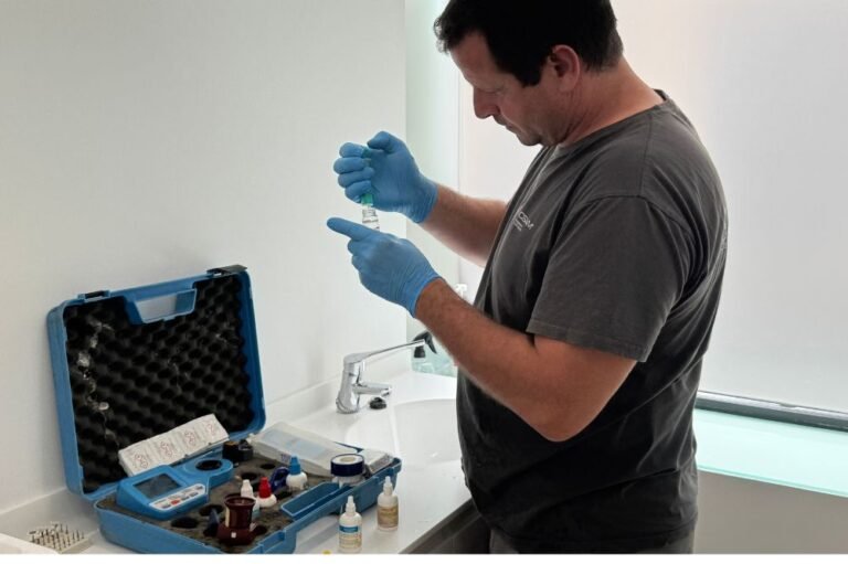 Imagen de técnico analizando muestras para el control de Legionella