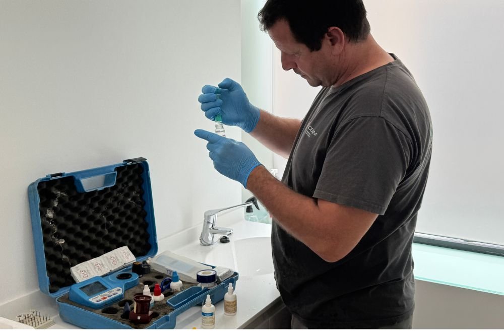 Imagen de técnico analizando muestras para el control de Legionella