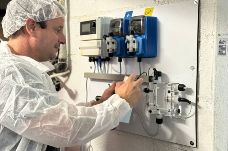Imagen de técnico instalando panel de control de Legionella