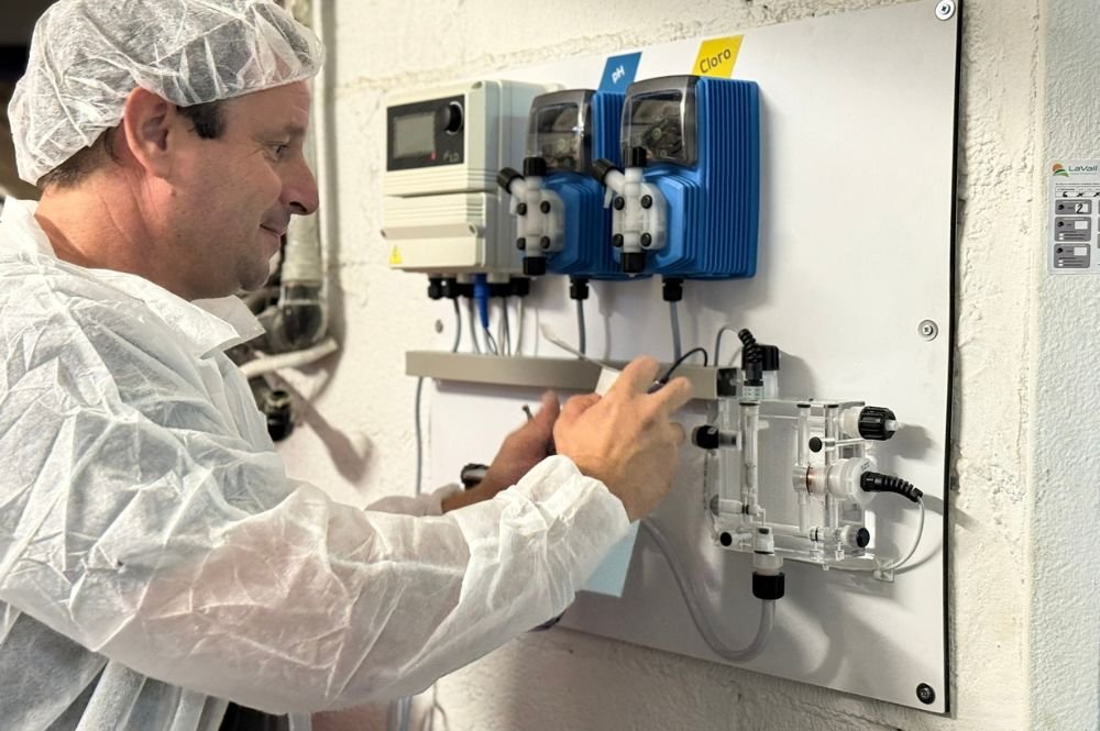Imagen de técnico instalando panel de control de Legionella