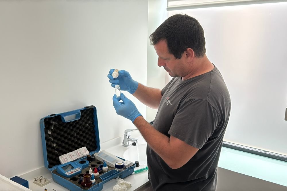 Imagen de técnico especialista tomando muestras para análisis de legionella